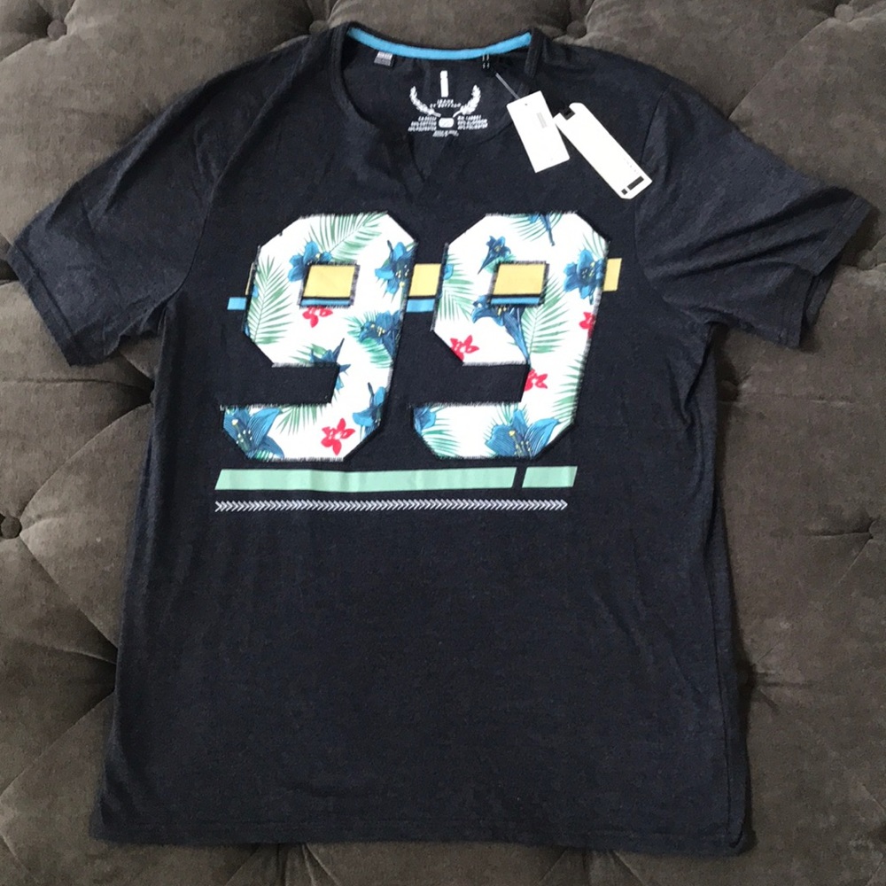 **NEW WITH TAGS** XL i Jeans by Buffalo Gracie Tee